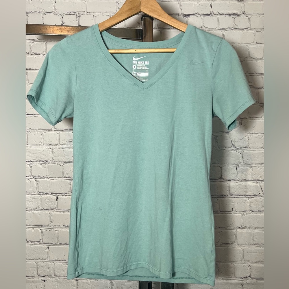 Nike Dri-Fit THE NIKE TEE. Size Small. Athletic Cut. V-Neck. Short Sleeve.